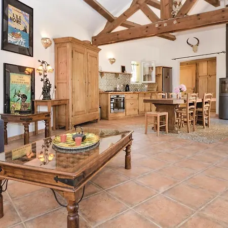 Beautiful In With 4 Bedrooms And Wifi Holiday home *